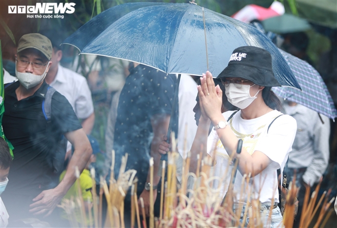 Ảnh: Nườm nượp du khách đội mưa đổ về Đền Hùng trong ngày khai hội